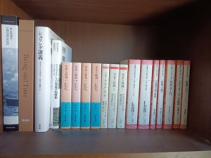 本棚に並んだハイデガーの著作