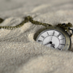砂に埋れた懐中時計